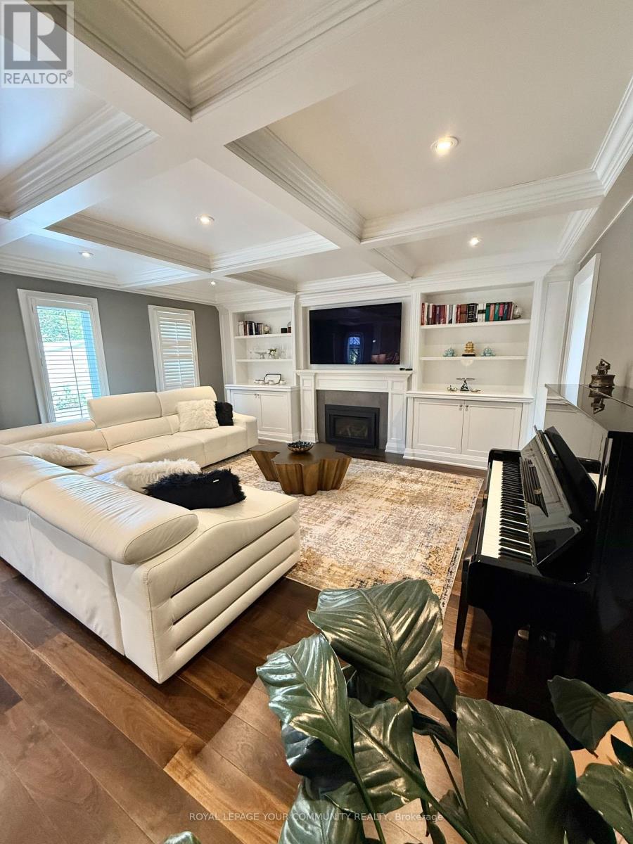 Photo 9 of 20 White Lodge Crescent, Richmond Hill ON