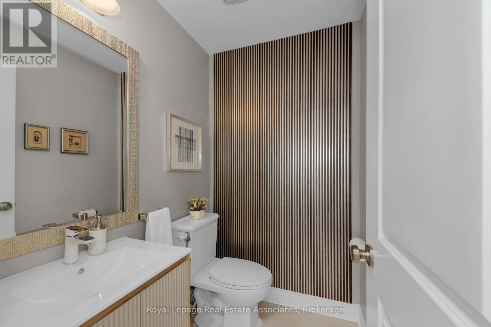Photo 13 of 3040 Eberly Woods Drive, Oakville ON