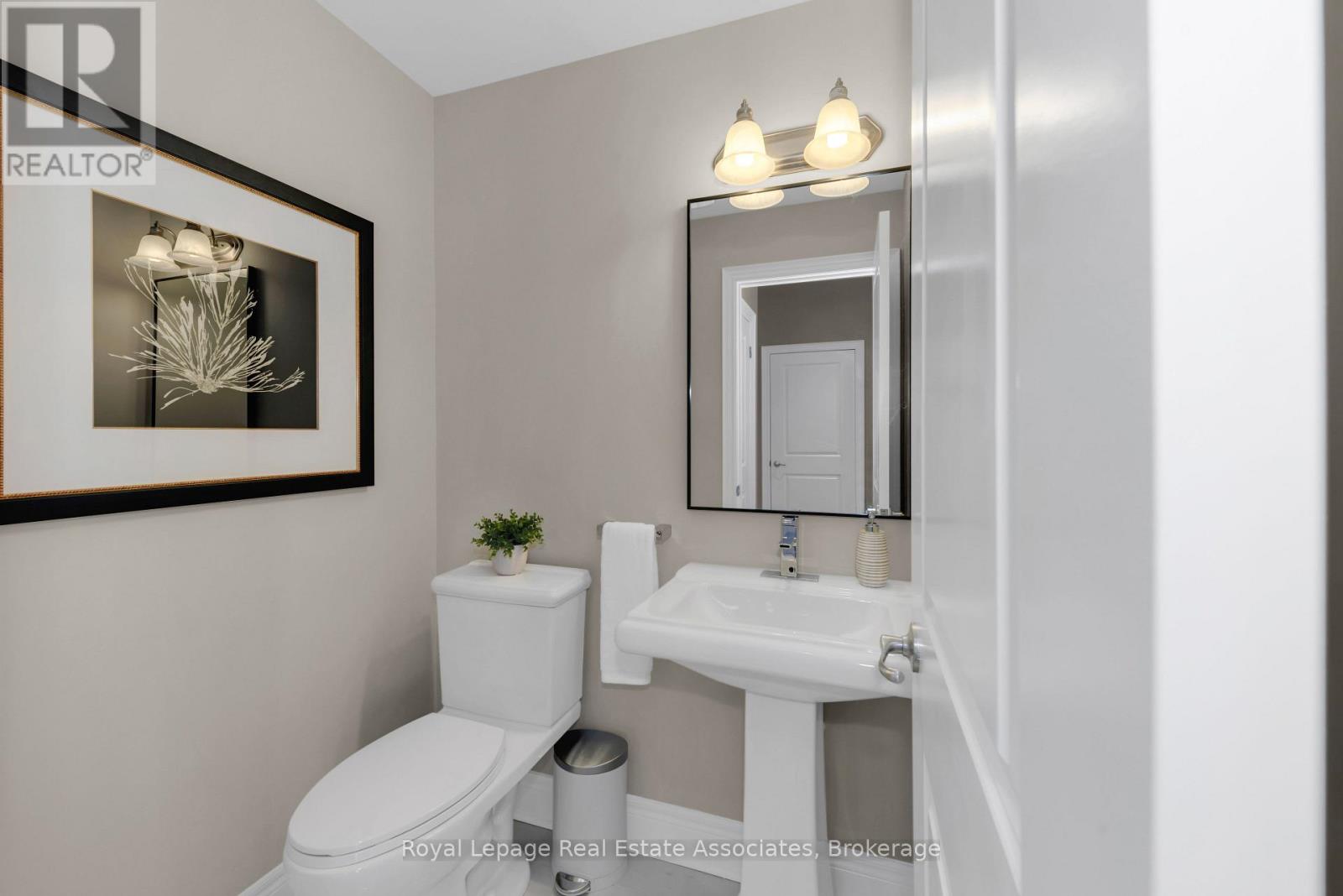 Photo 5 of 3040 Eberly Woods Drive, Oakville ON