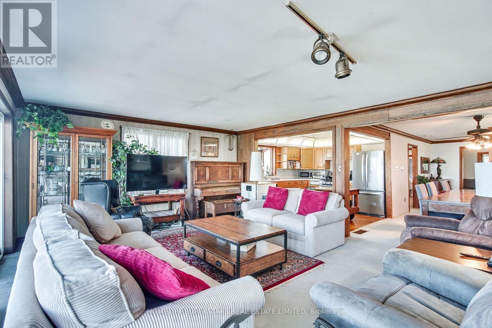 Photo 11 of 56 Seabreeze Crescent, Hamilton ON
