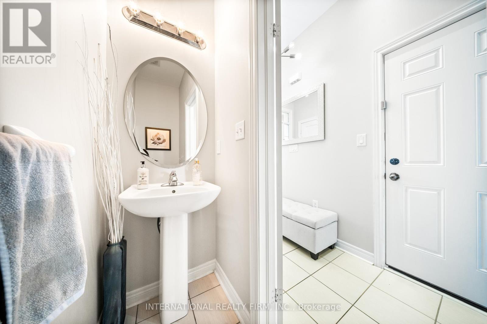 Photo 13 of 8 Hogan Manor Drive, Brampton ON