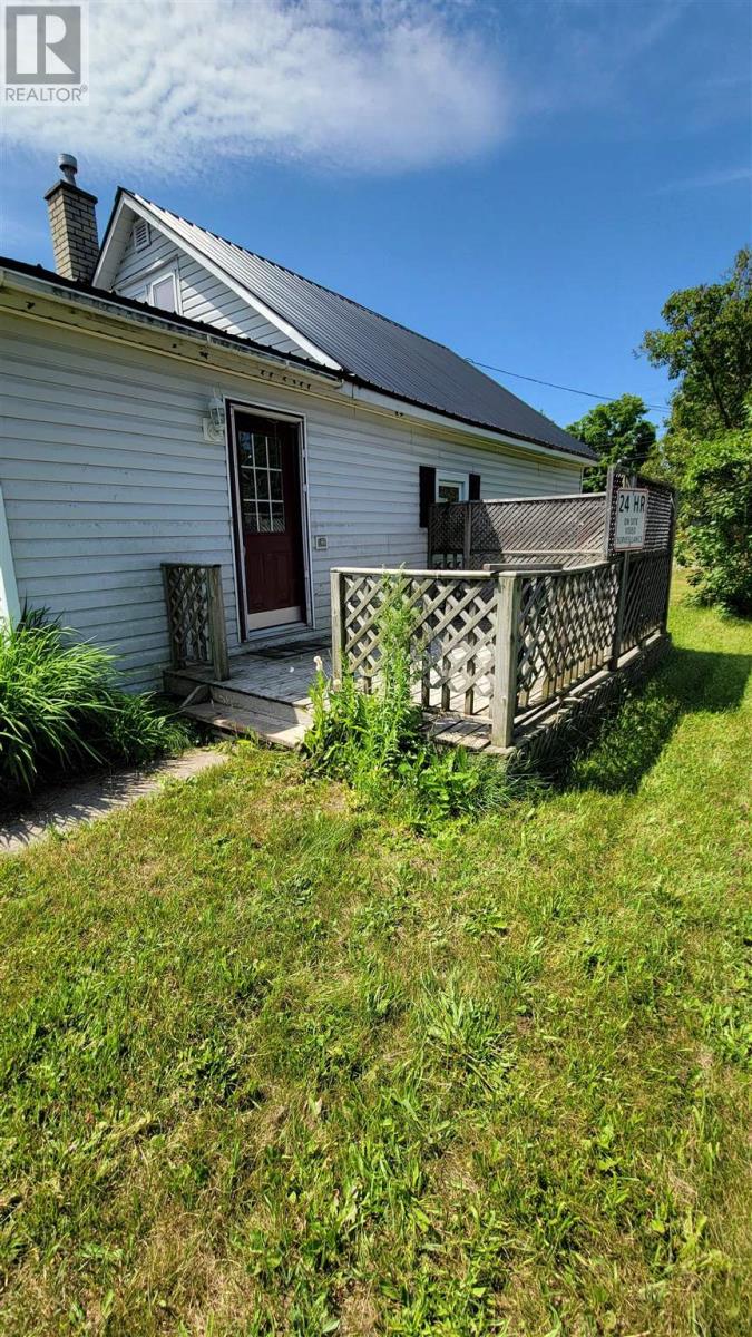 Photo 17 of 34 Adeline Ave, Sault Ste Marie ON