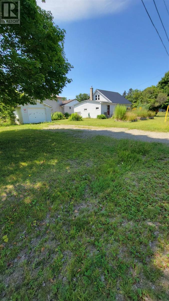 Photo 11 of 34 Adeline Ave, Sault Ste Marie ON