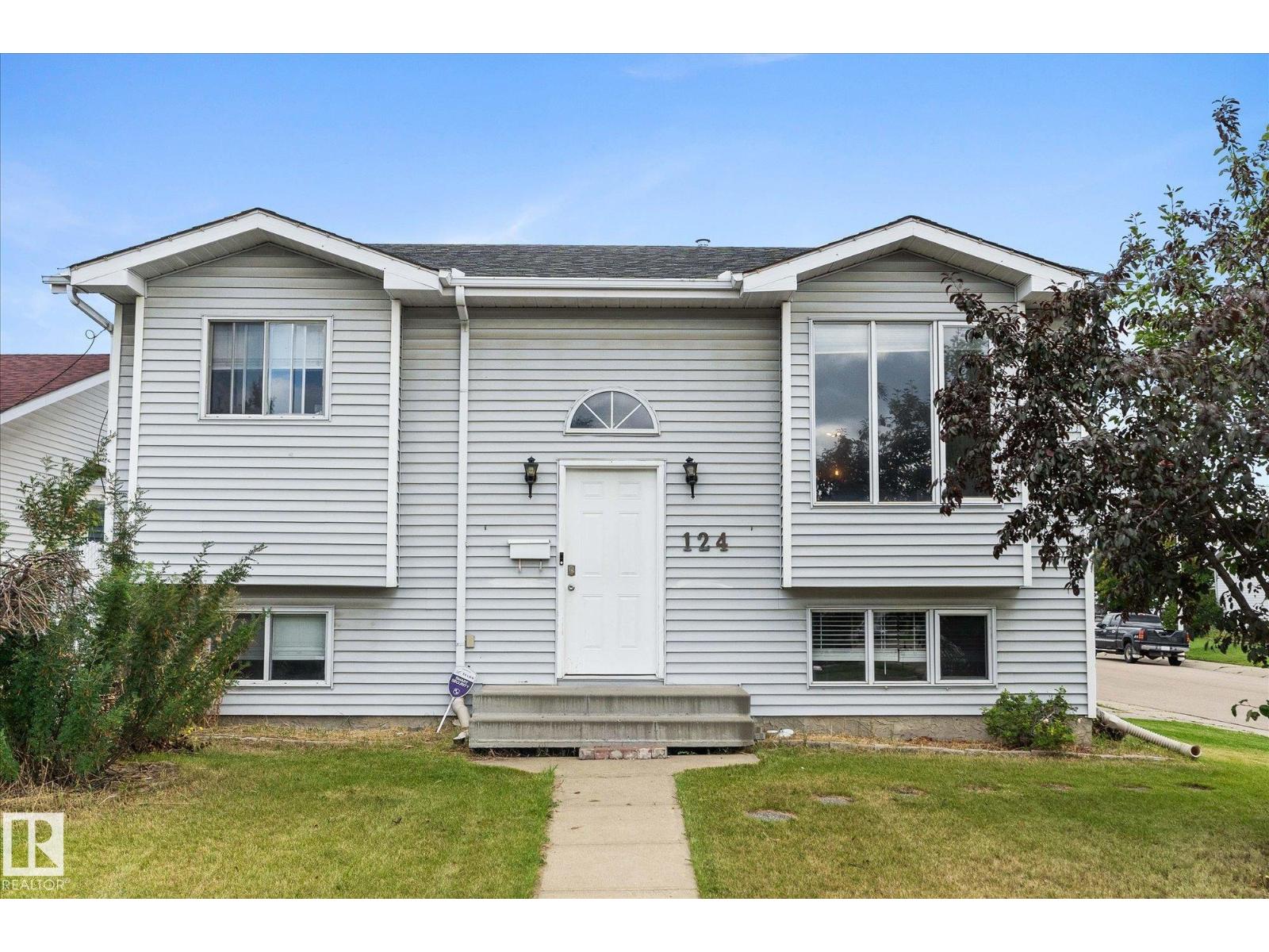 Photo 1 of 124 Klarvatten Rd Nw, Edmonton AB