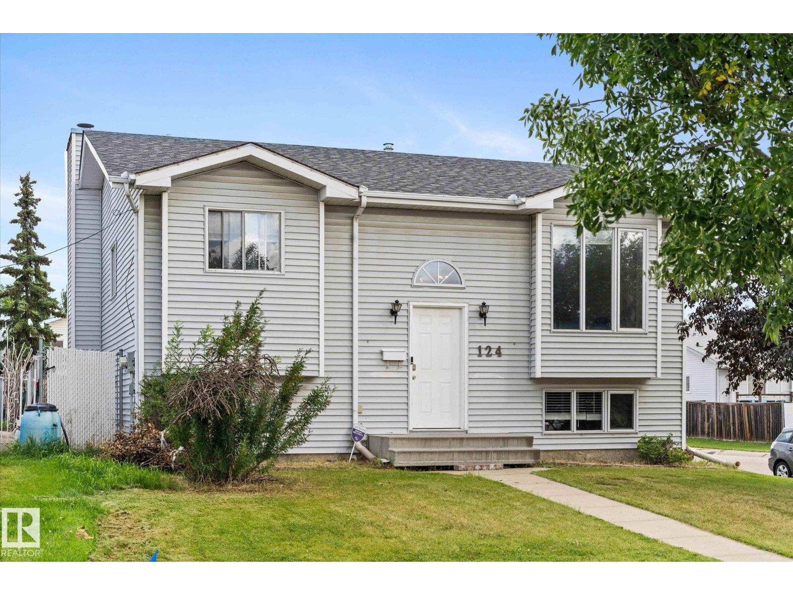 Photo 10 of 124 Klarvatten Rd Nw, Edmonton AB