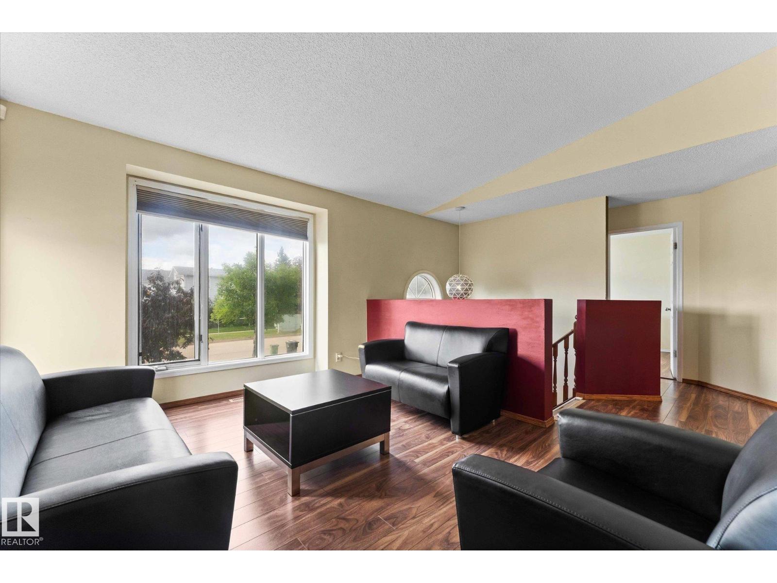 Photo 14 of 124 Klarvatten Rd Nw, Edmonton AB