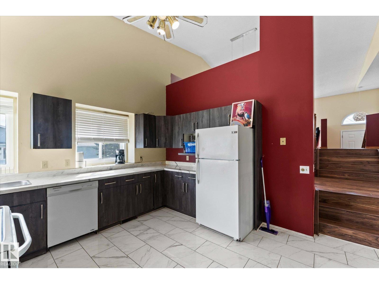 Photo 21 of 124 Klarvatten Rd Nw, Edmonton AB