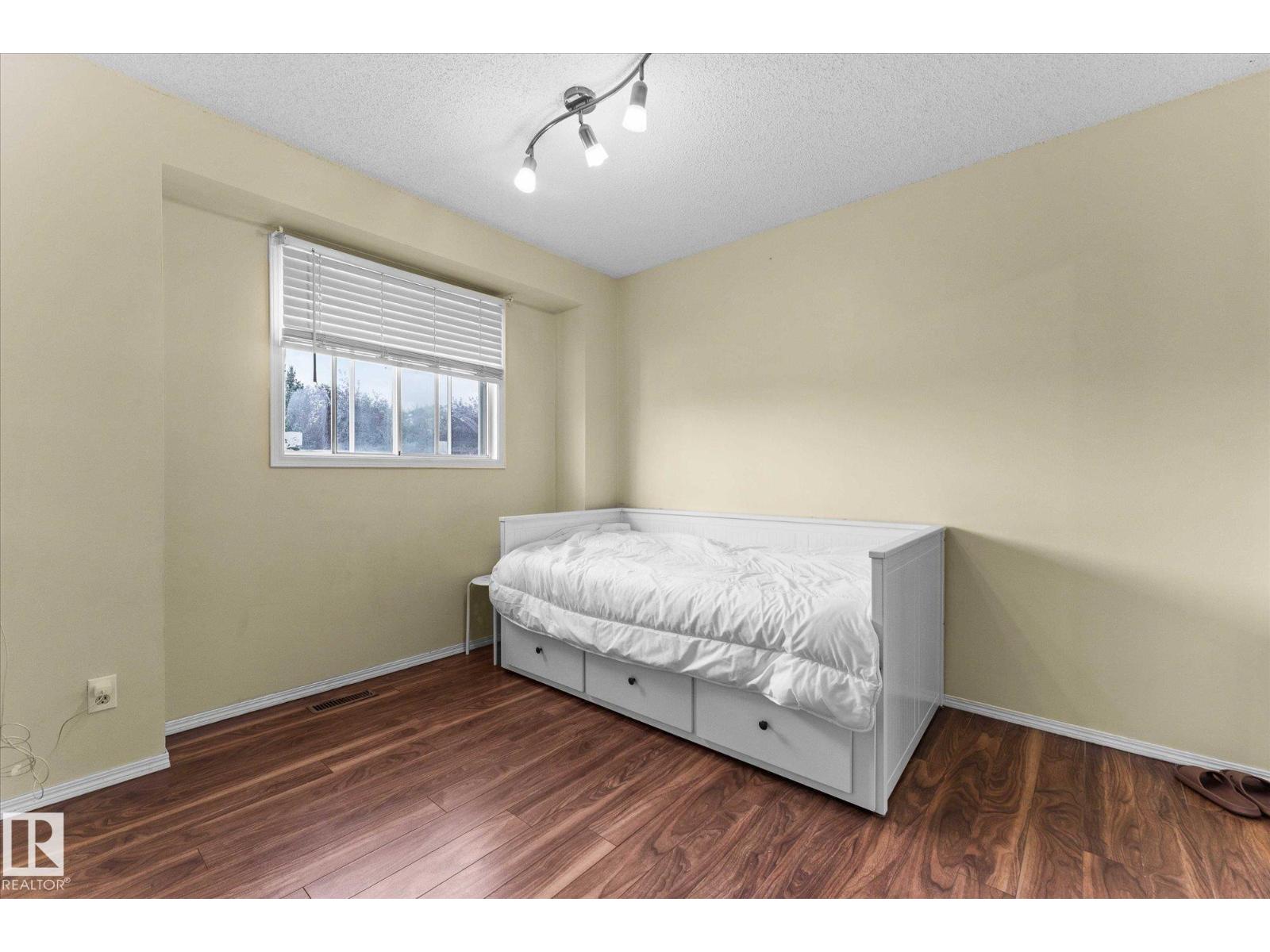 Photo 31 of 124 Klarvatten Rd Nw, Edmonton AB