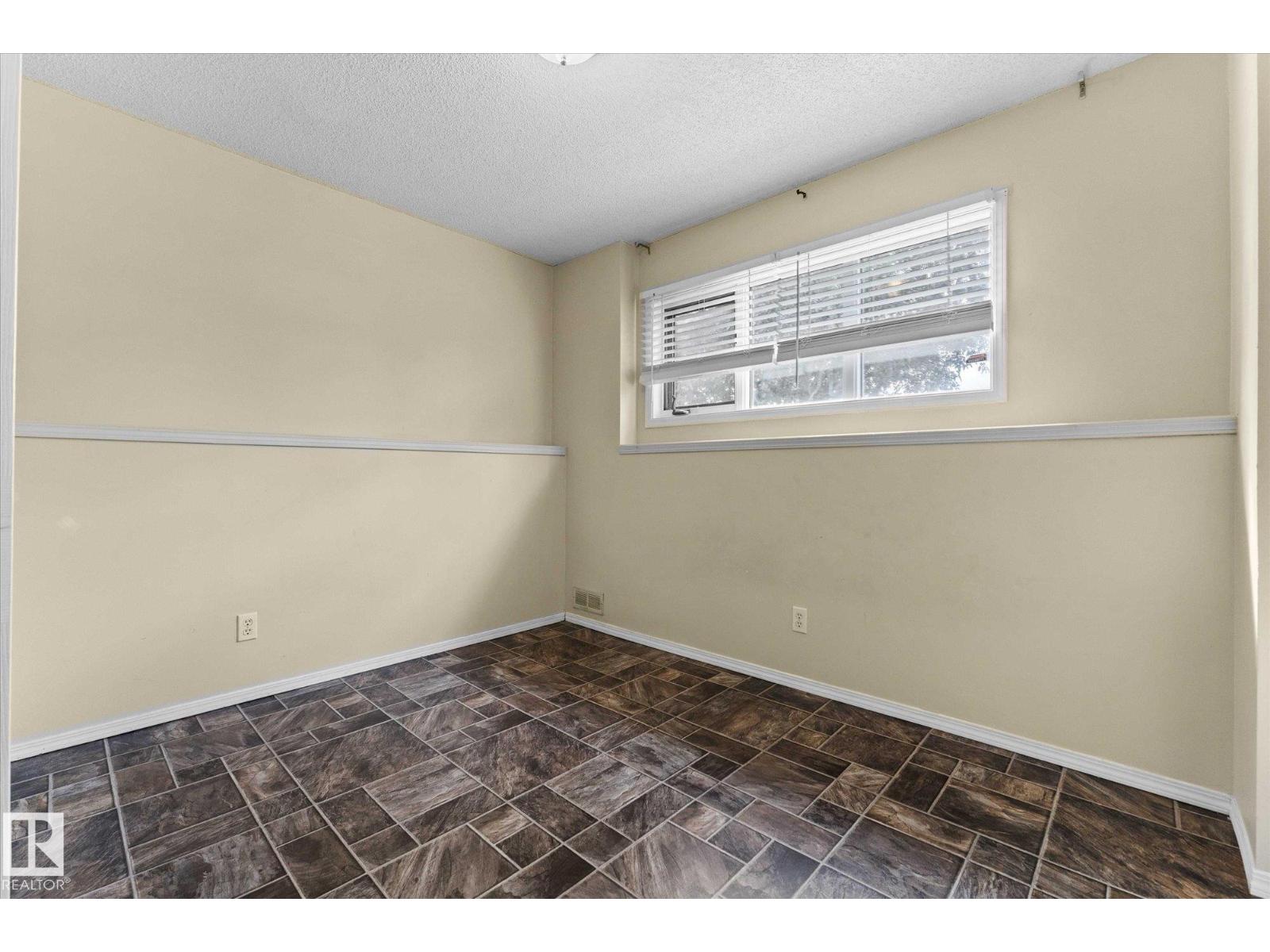 Photo 37 of 124 Klarvatten Rd Nw, Edmonton AB