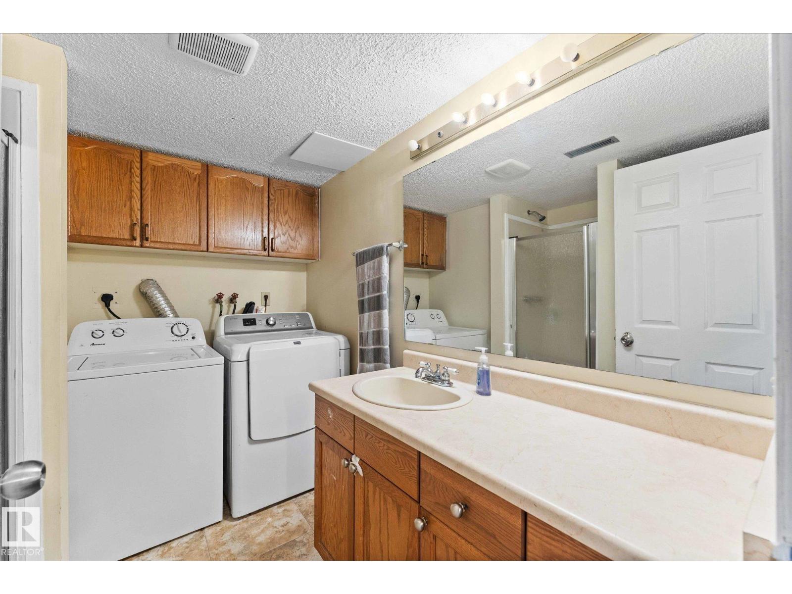 Photo 41 of 124 Klarvatten Rd Nw, Edmonton AB