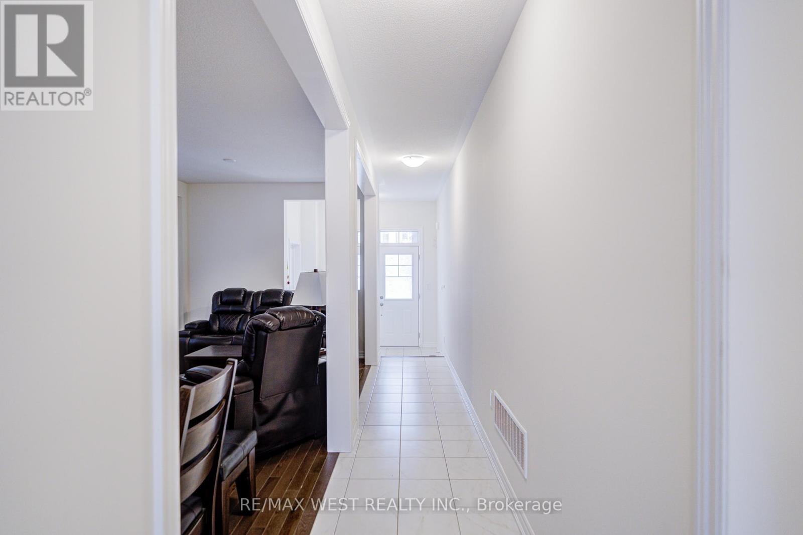 Photo 12 of 2171 Grainger Loop, Innisfil ON