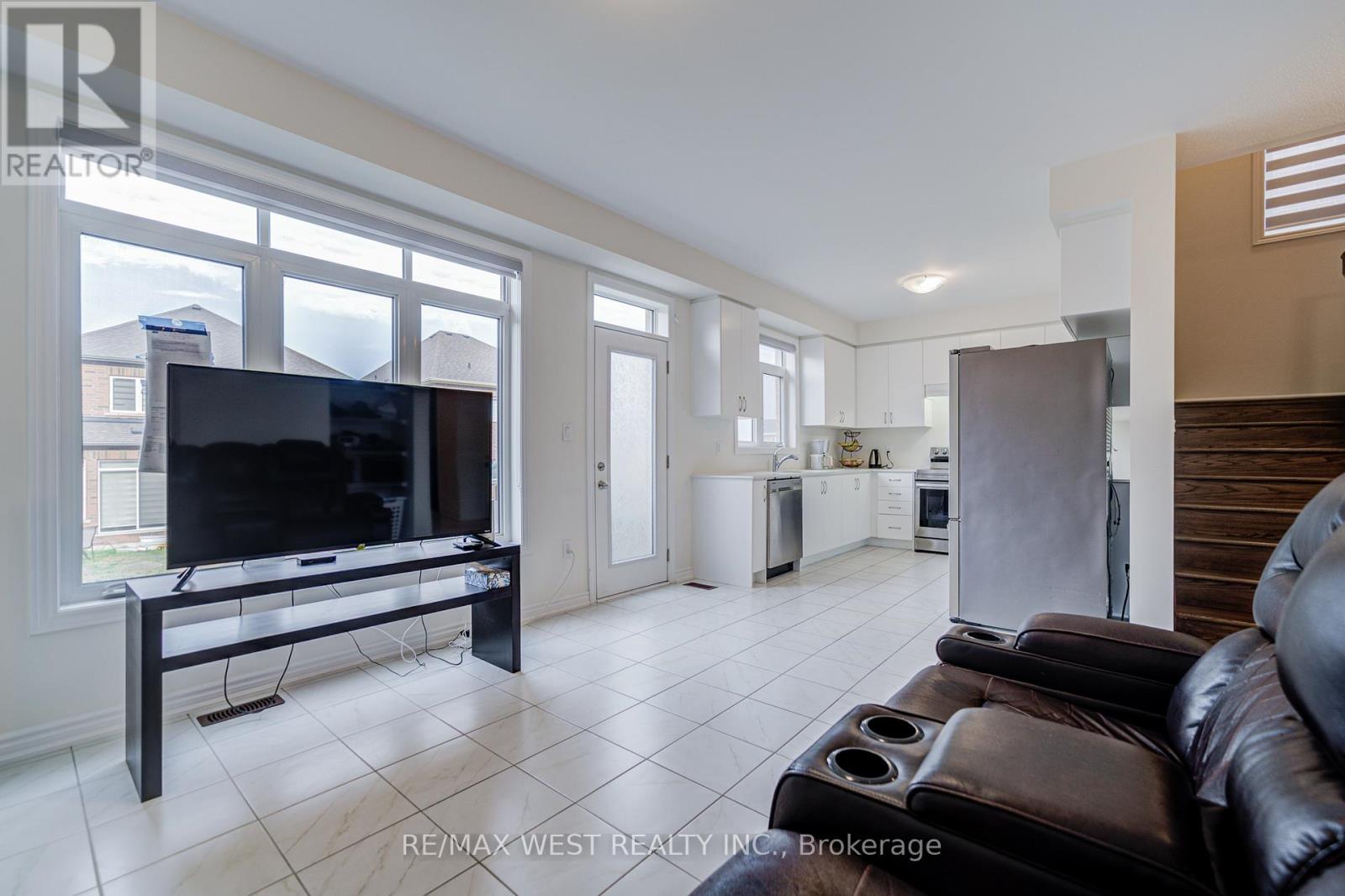Photo 17 of 2171 Grainger Loop, Innisfil ON