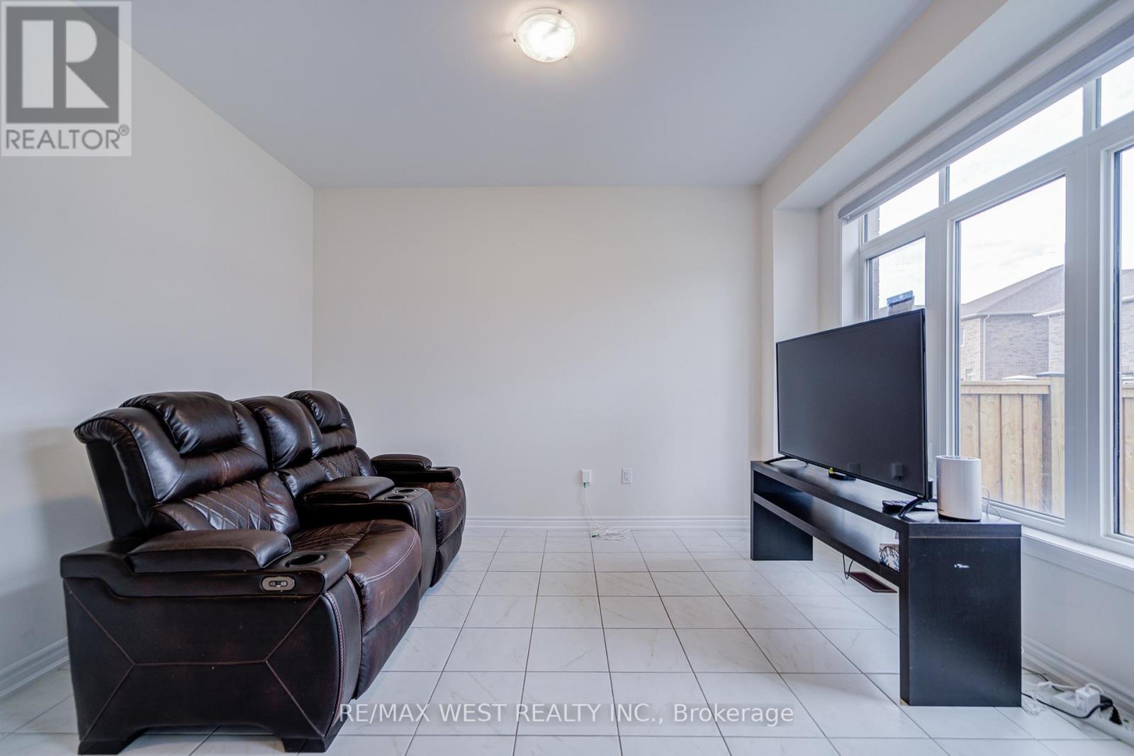 Photo 16 of 2171 Grainger Loop, Innisfil ON