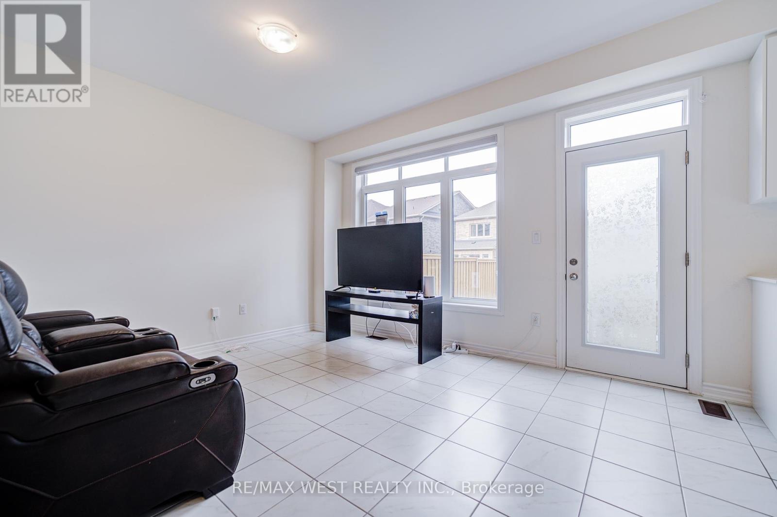 Photo 15 of 2171 Grainger Loop, Innisfil ON