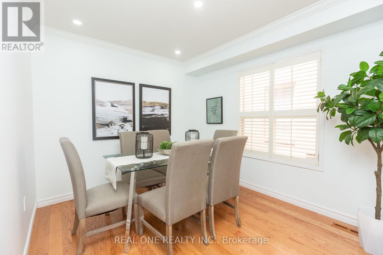 Photo 4 of 31 Cougar Court, Richmond Hill ON