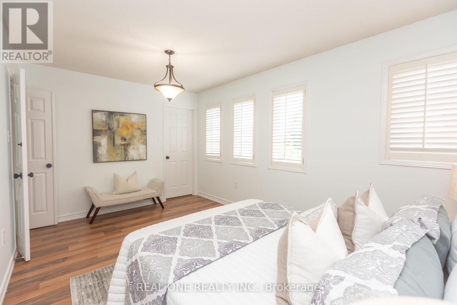 Photo 12 of 31 Cougar Court, Richmond Hill ON