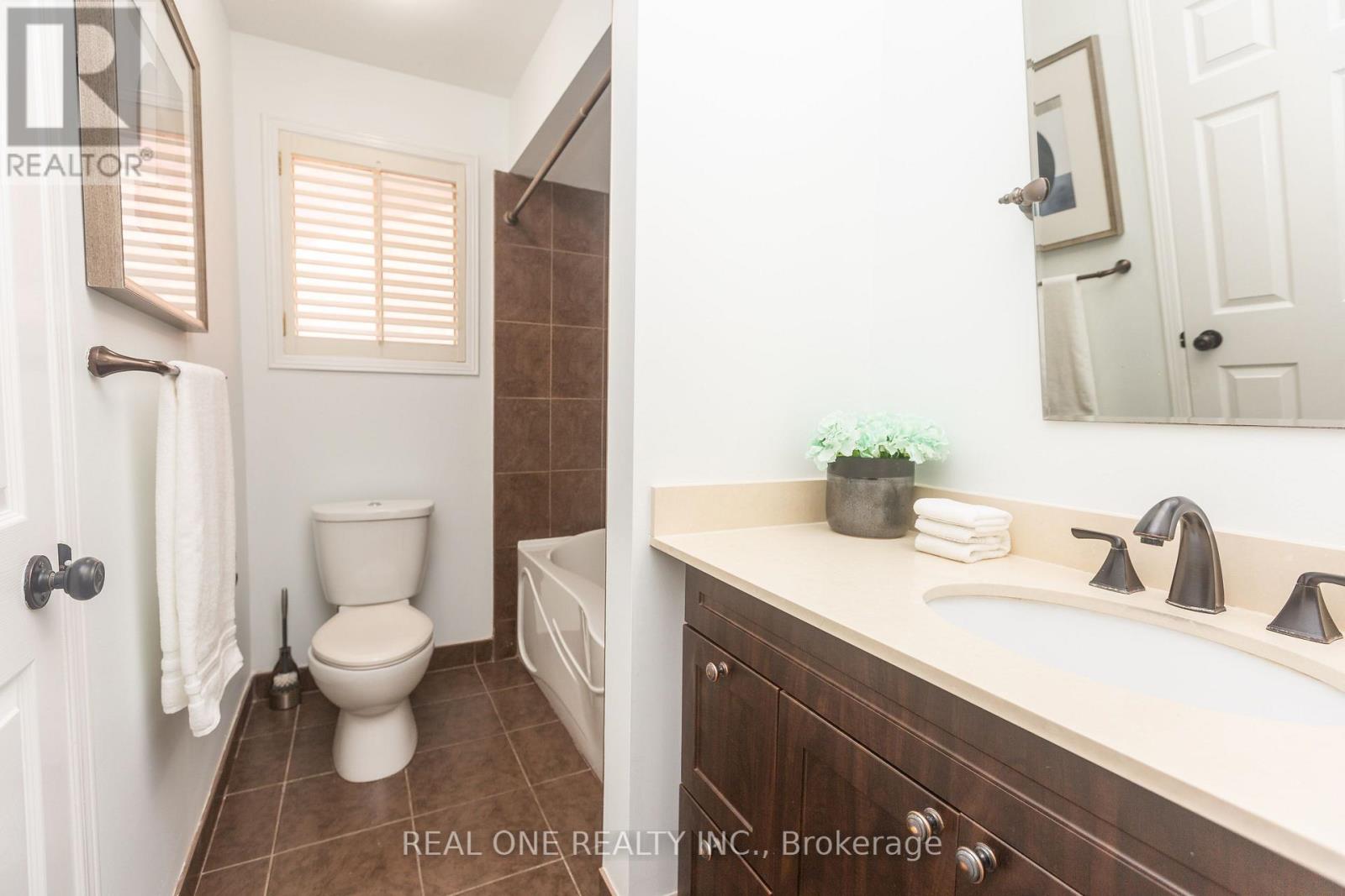 Photo 20 of 31 Cougar Court, Richmond Hill ON