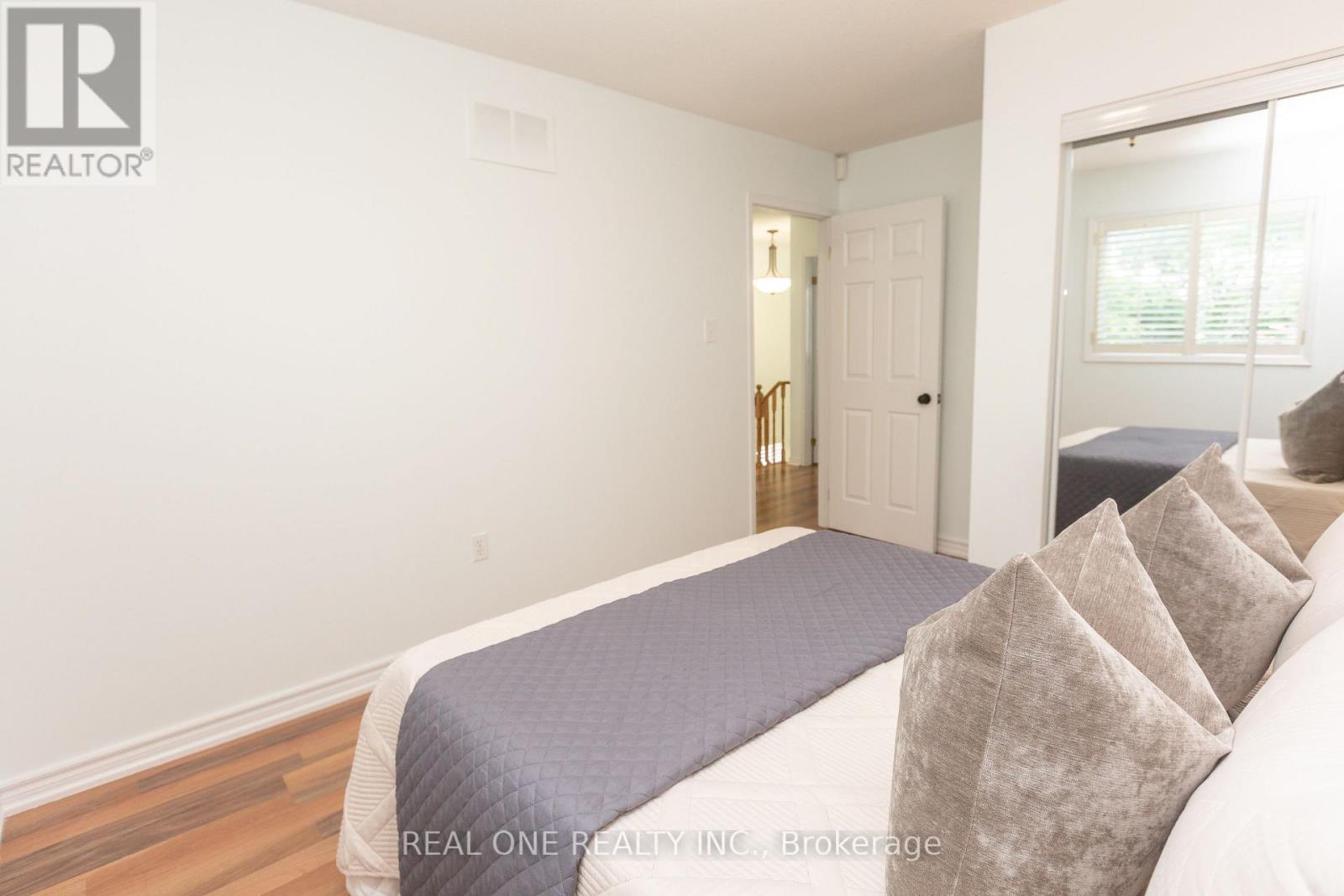 Photo 13 of 31 Cougar Court, Richmond Hill ON