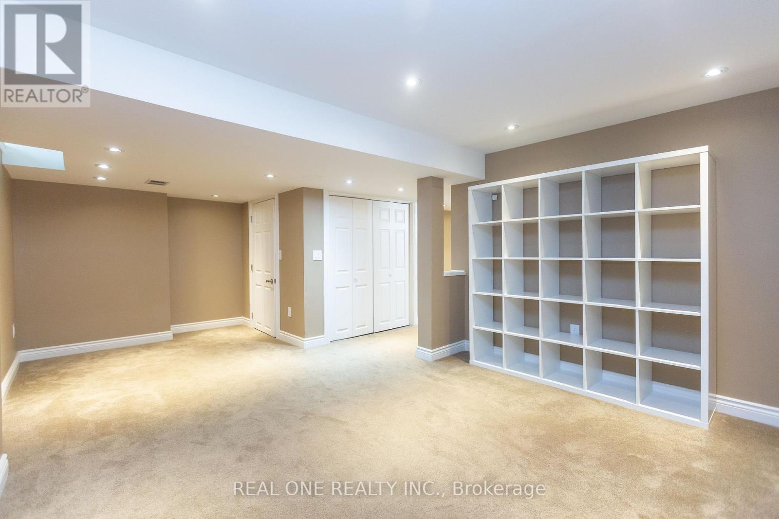 Photo 30 of 31 Cougar Court, Richmond Hill ON