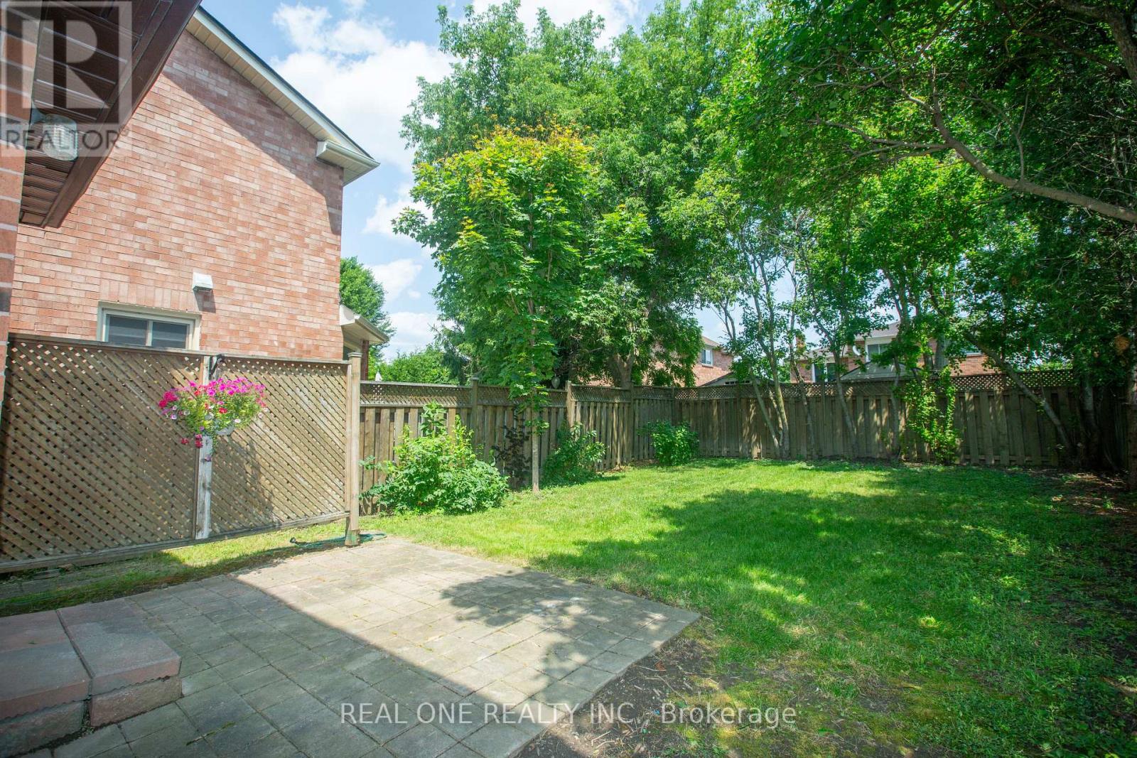 Photo 6 of 31 Cougar Court, Richmond Hill ON