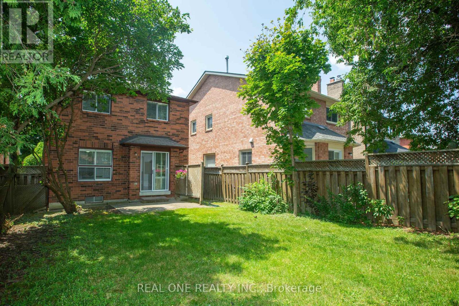 Photo 10 of 31 Cougar Court, Richmond Hill ON