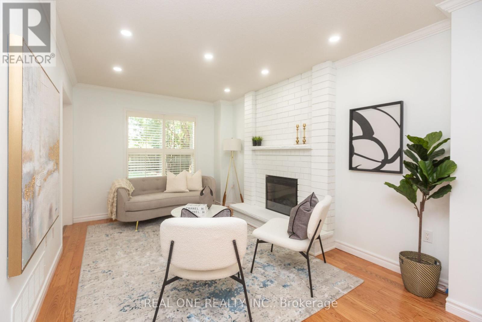 Photo 1 of 31 Cougar Court, Richmond Hill ON