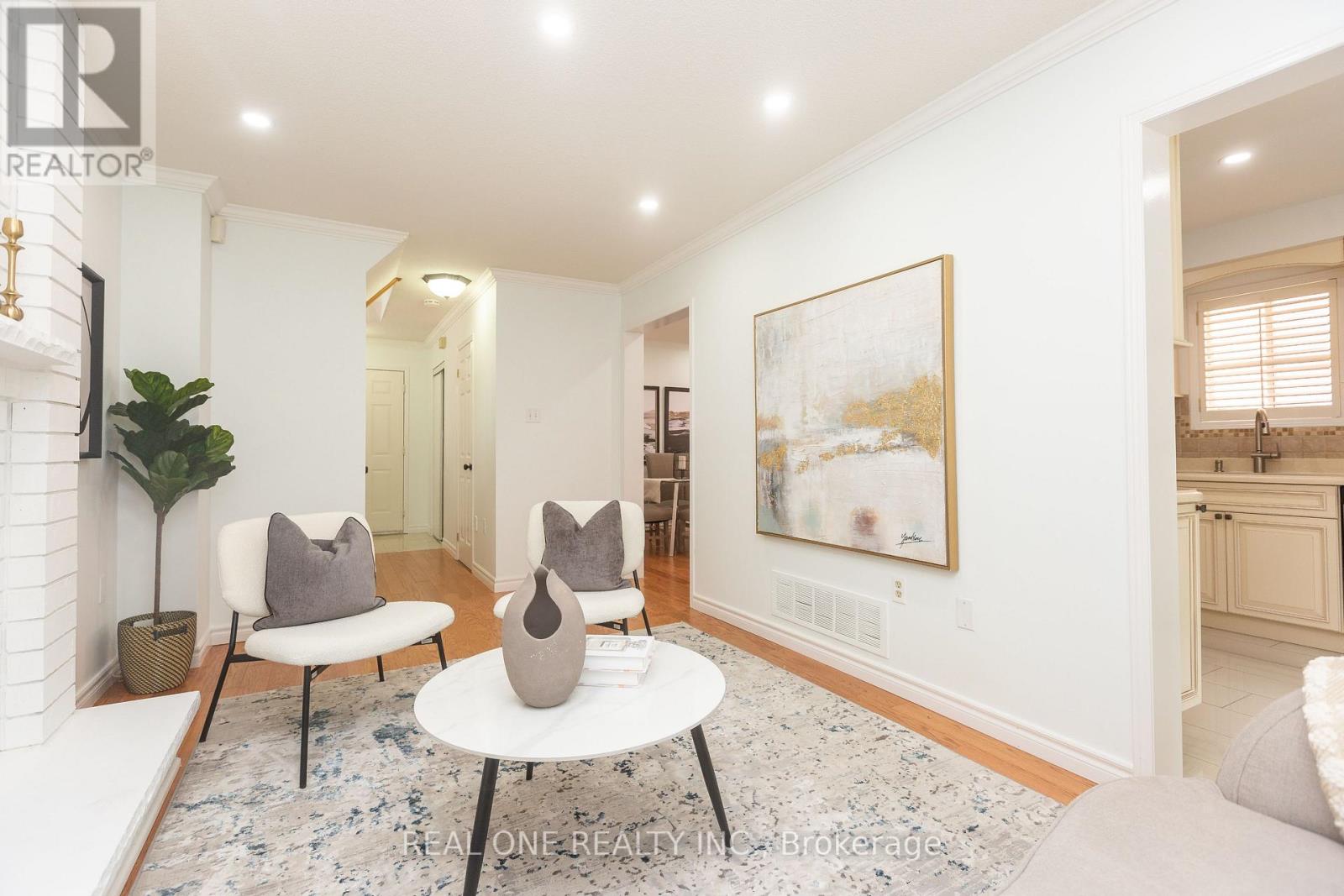 Photo 16 of 31 Cougar Court, Richmond Hill ON