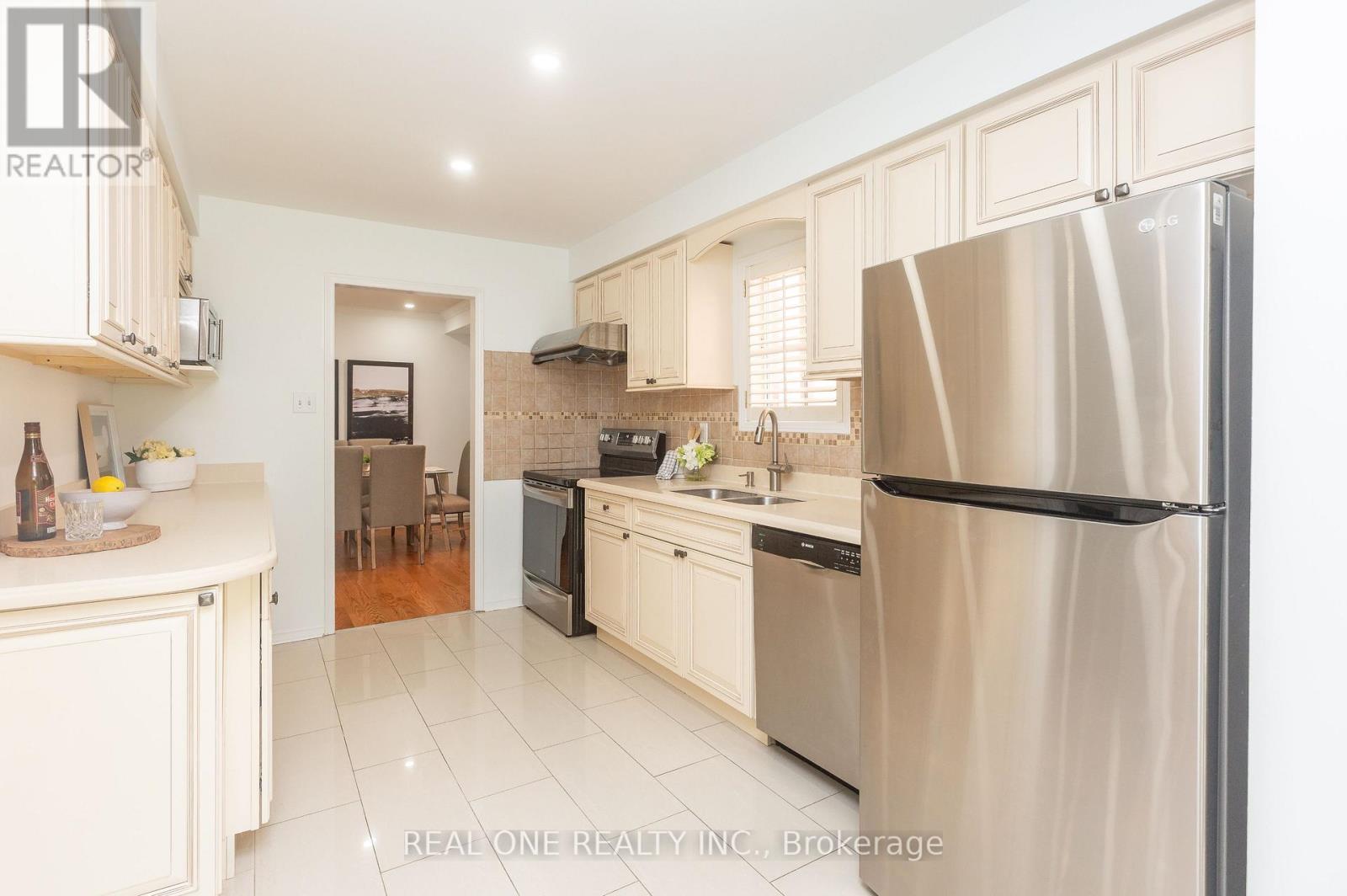 Photo 2 of 31 Cougar Court, Richmond Hill ON