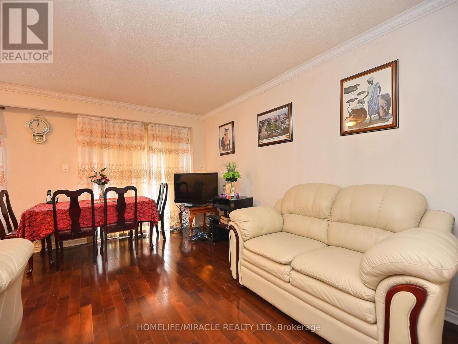 Photo 10 of 119 120 Collins Crescent W, Brampton ON