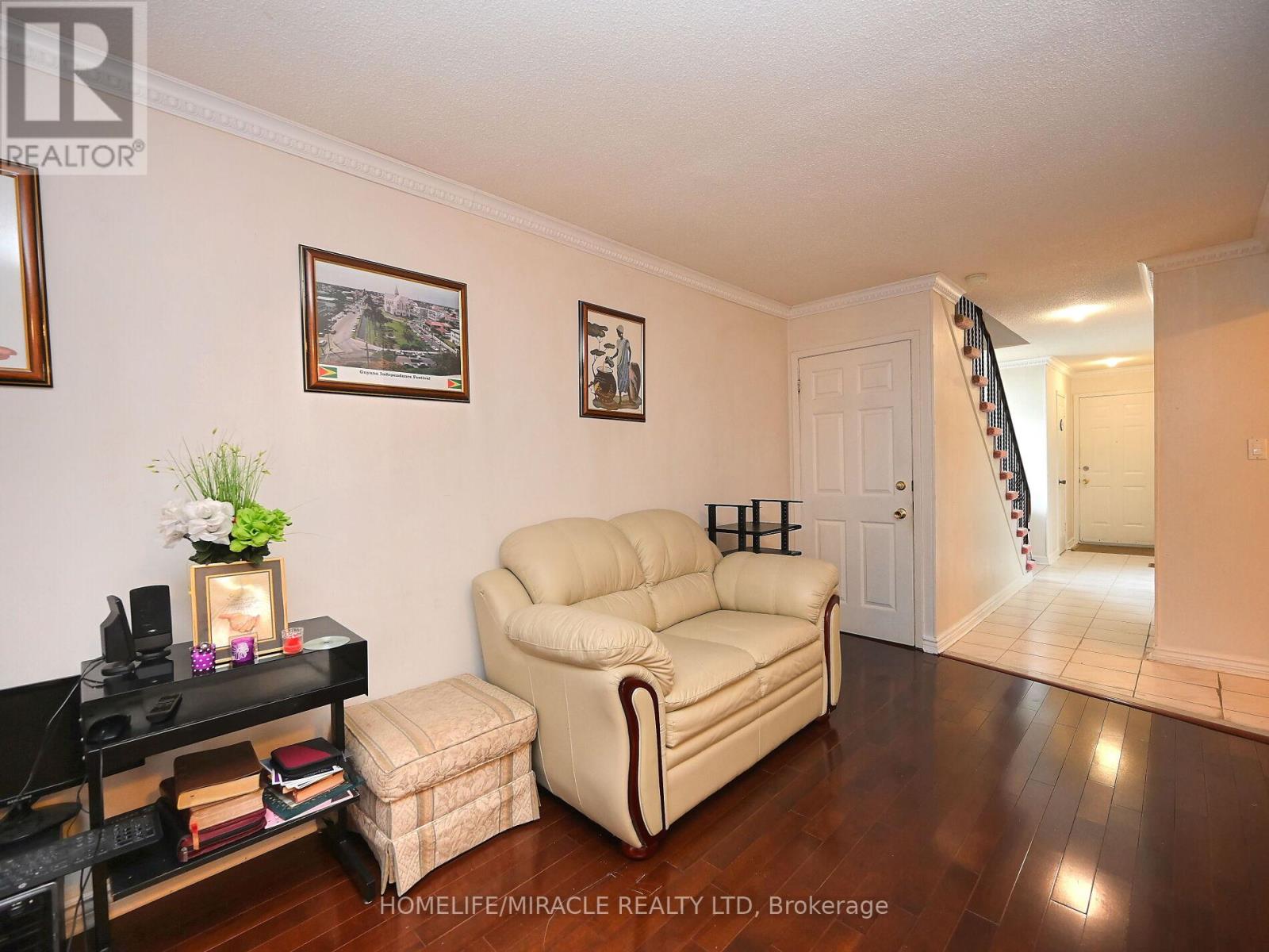 Photo 11 of 119 120 Collins Crescent W, Brampton ON