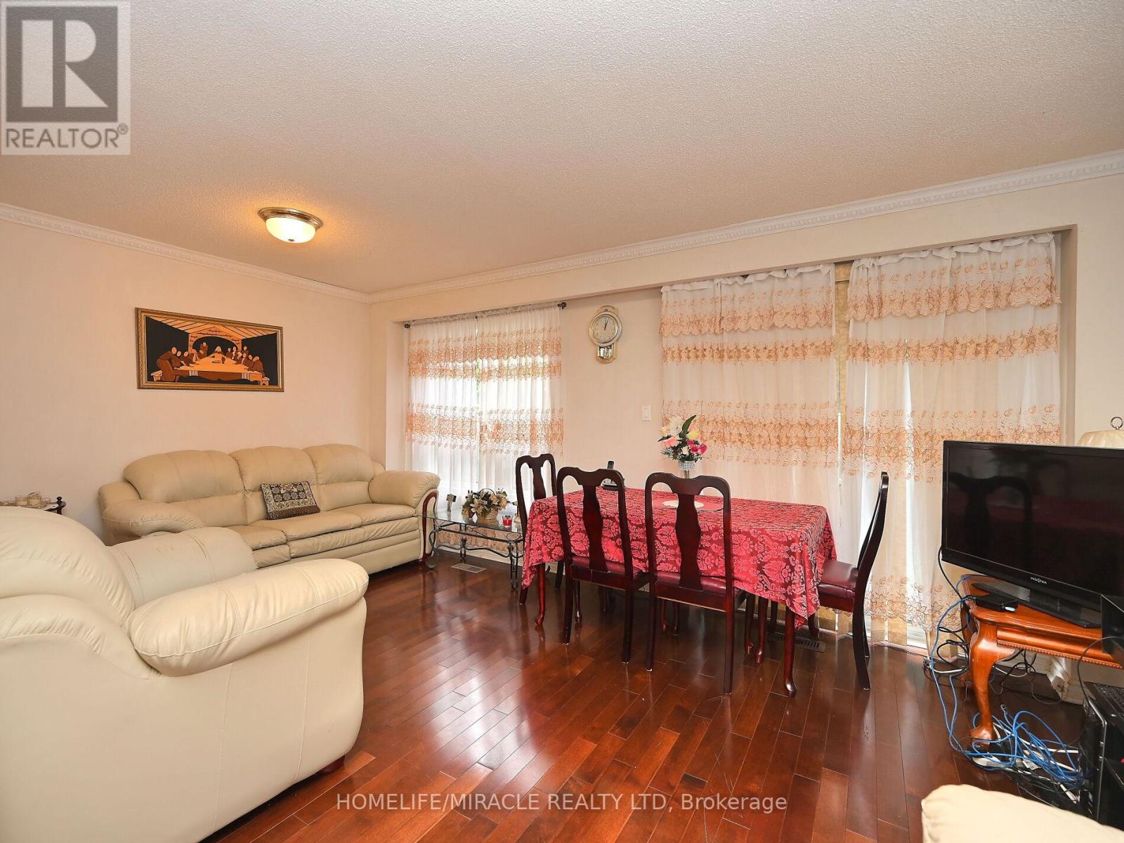 Photo 12 of 119 120 Collins Crescent W, Brampton ON