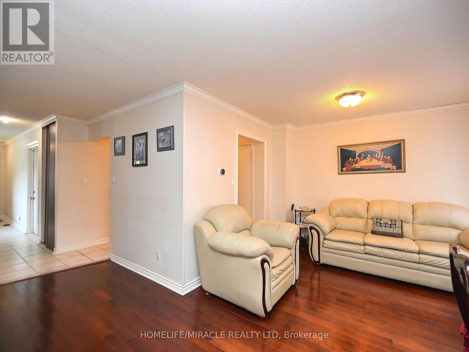 Photo 13 of 119 120 Collins Crescent W, Brampton ON