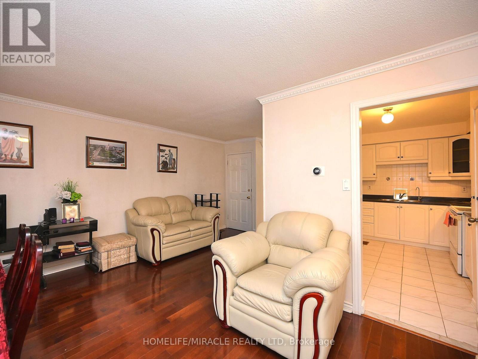 Photo 15 of 119 120 Collins Crescent W, Brampton ON