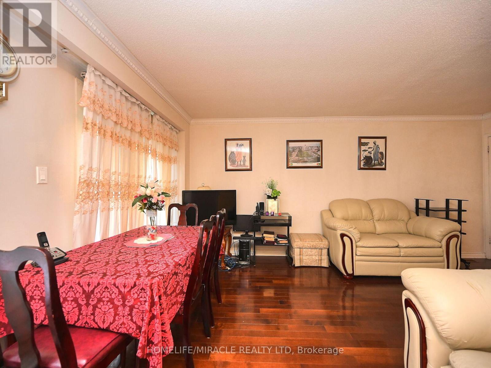Photo 16 of 119 120 Collins Crescent W, Brampton ON