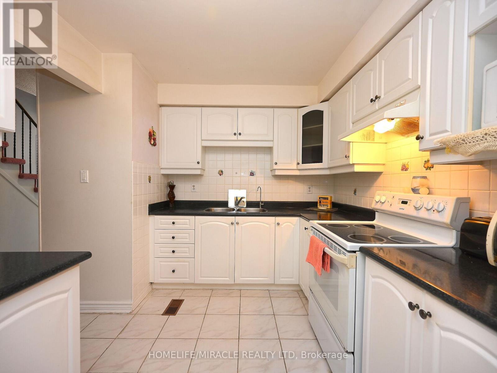 Photo 19 of 119 120 Collins Crescent W, Brampton ON