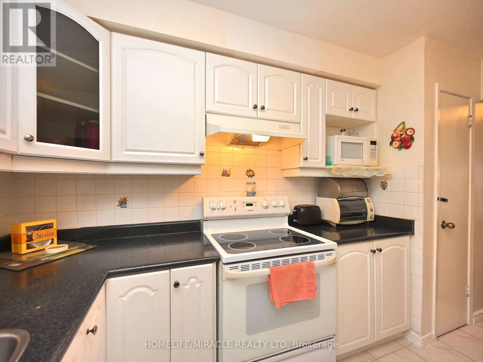 Photo 21 of 119 120 Collins Crescent W, Brampton ON