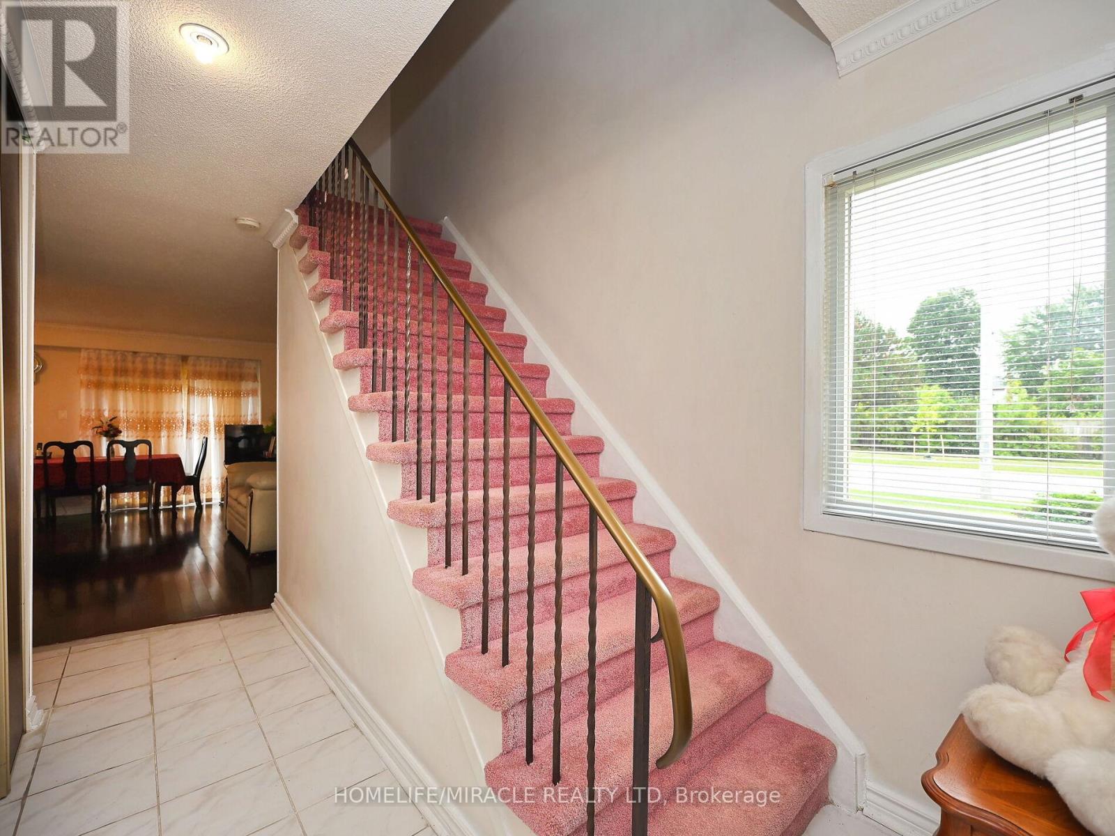 Photo 24 of 119 120 Collins Crescent W, Brampton ON