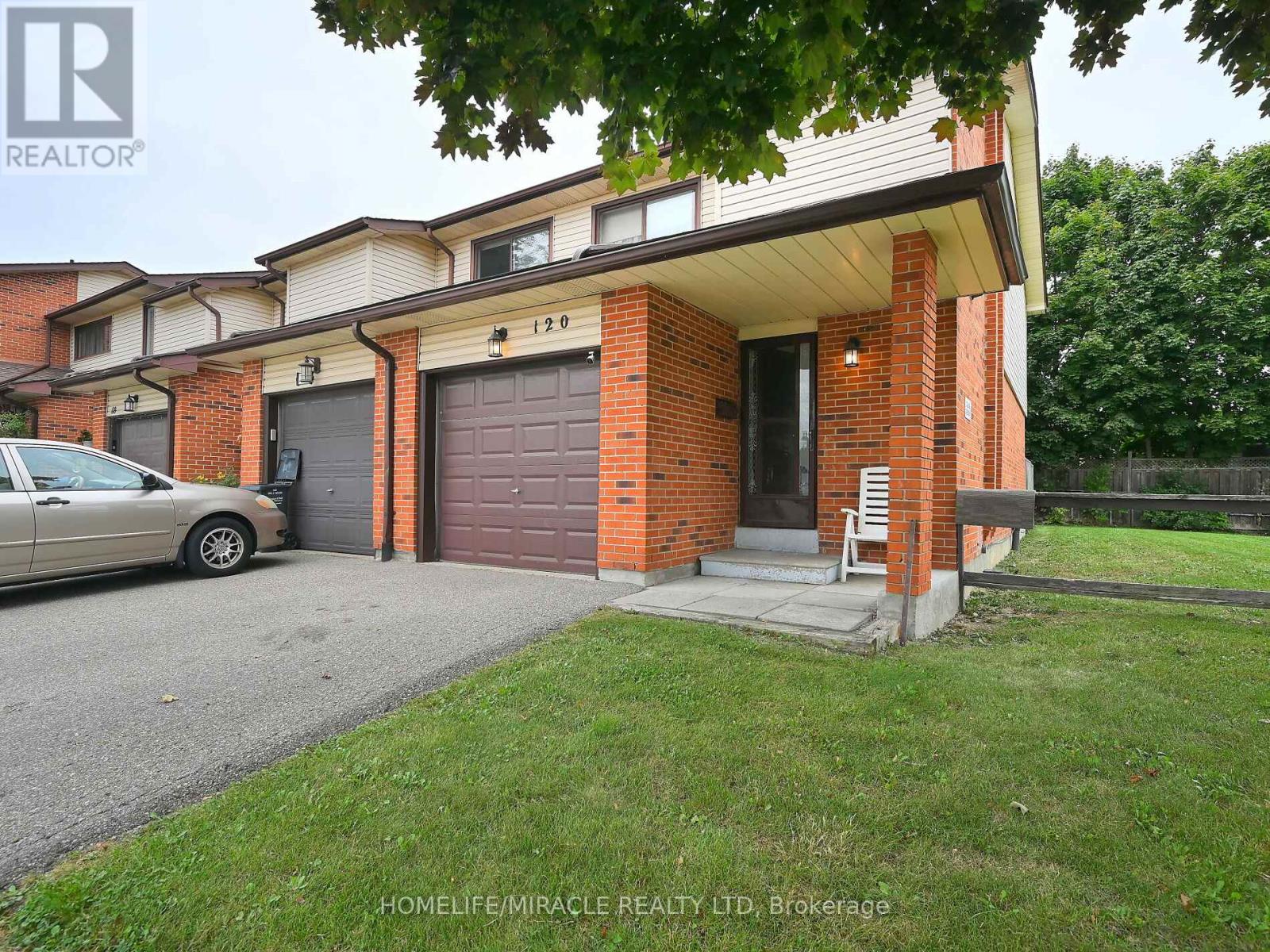 Photo 3 of 119 120 Collins Crescent W, Brampton ON
