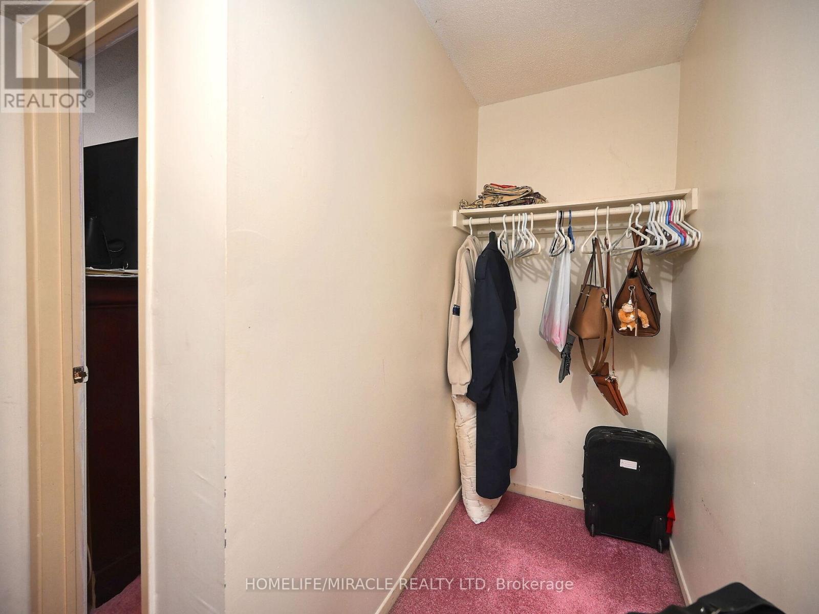 Photo 31 of 119 120 Collins Crescent W, Brampton ON