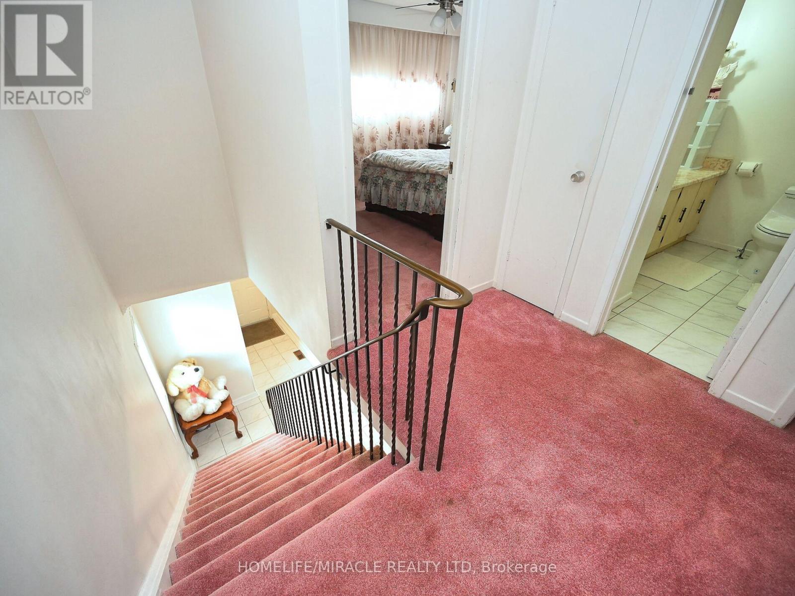 Photo 35 of 119 120 Collins Crescent W, Brampton ON