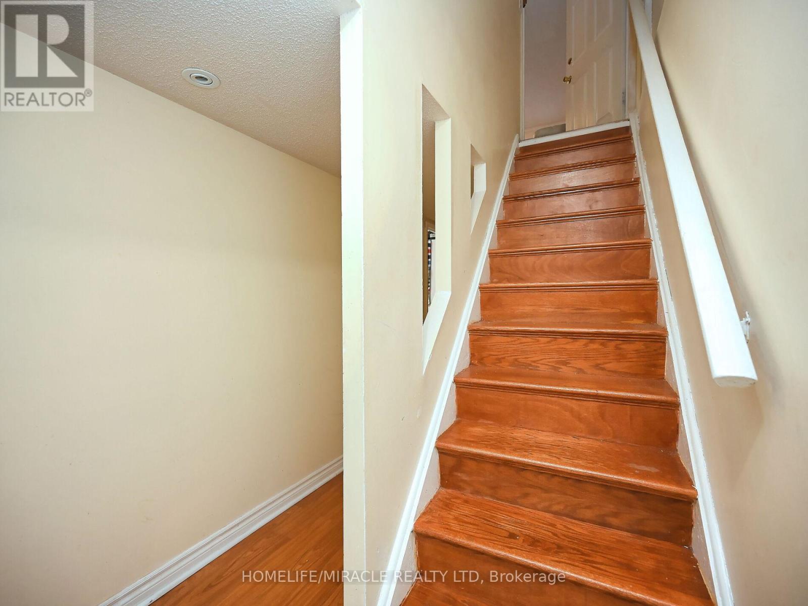 Photo 36 of 119 120 Collins Crescent W, Brampton ON