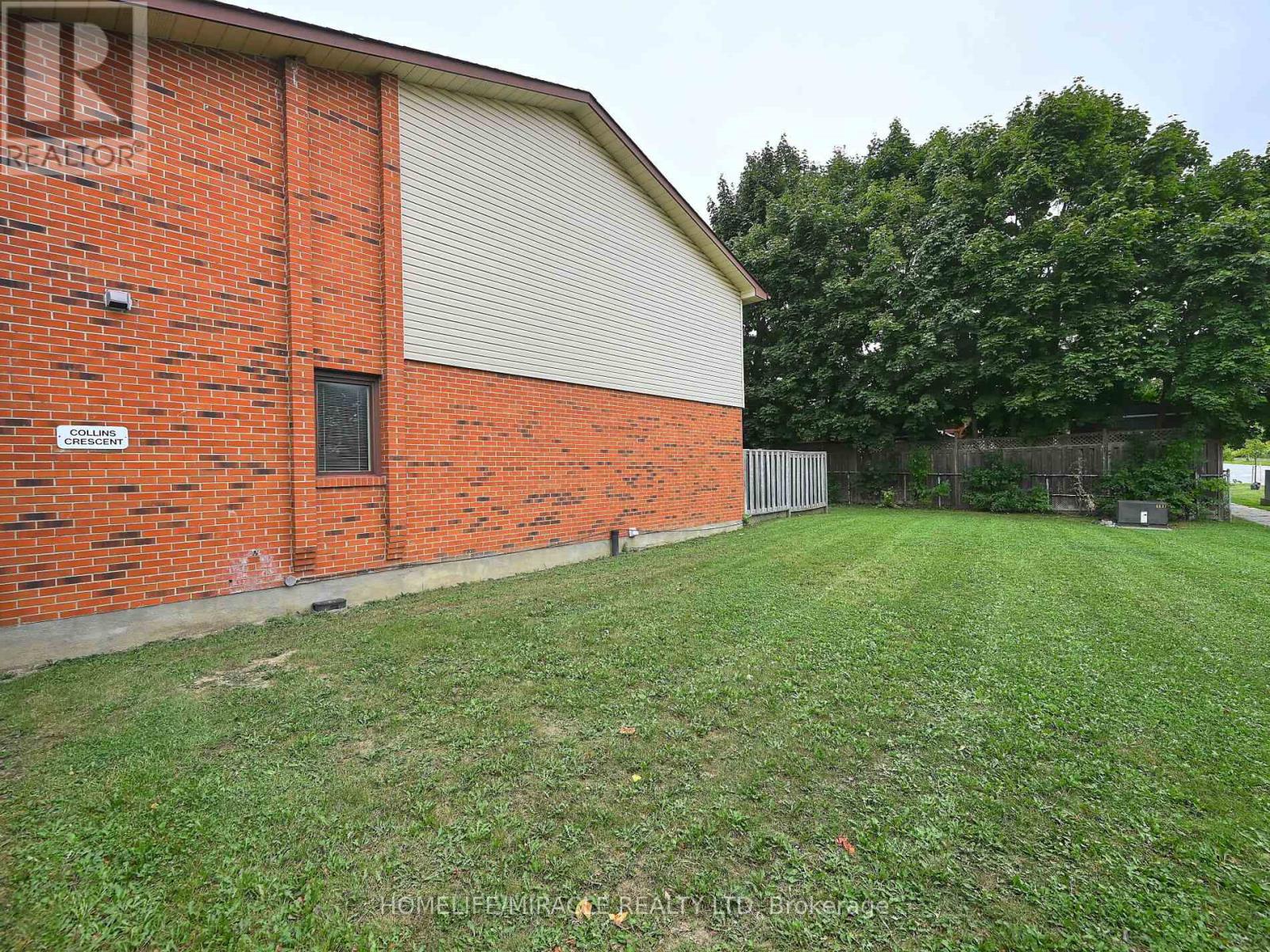Photo 40 of 119 120 Collins Crescent W, Brampton ON