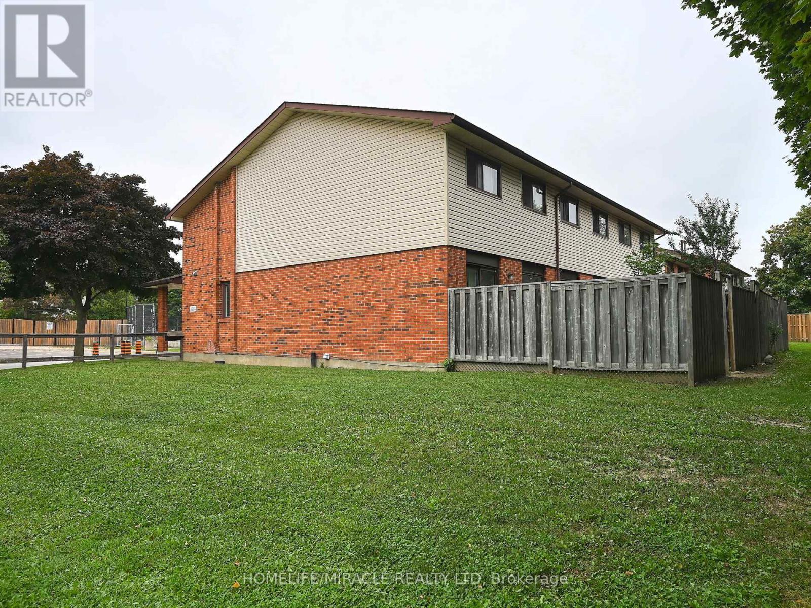Photo 41 of 119 120 Collins Crescent W, Brampton ON