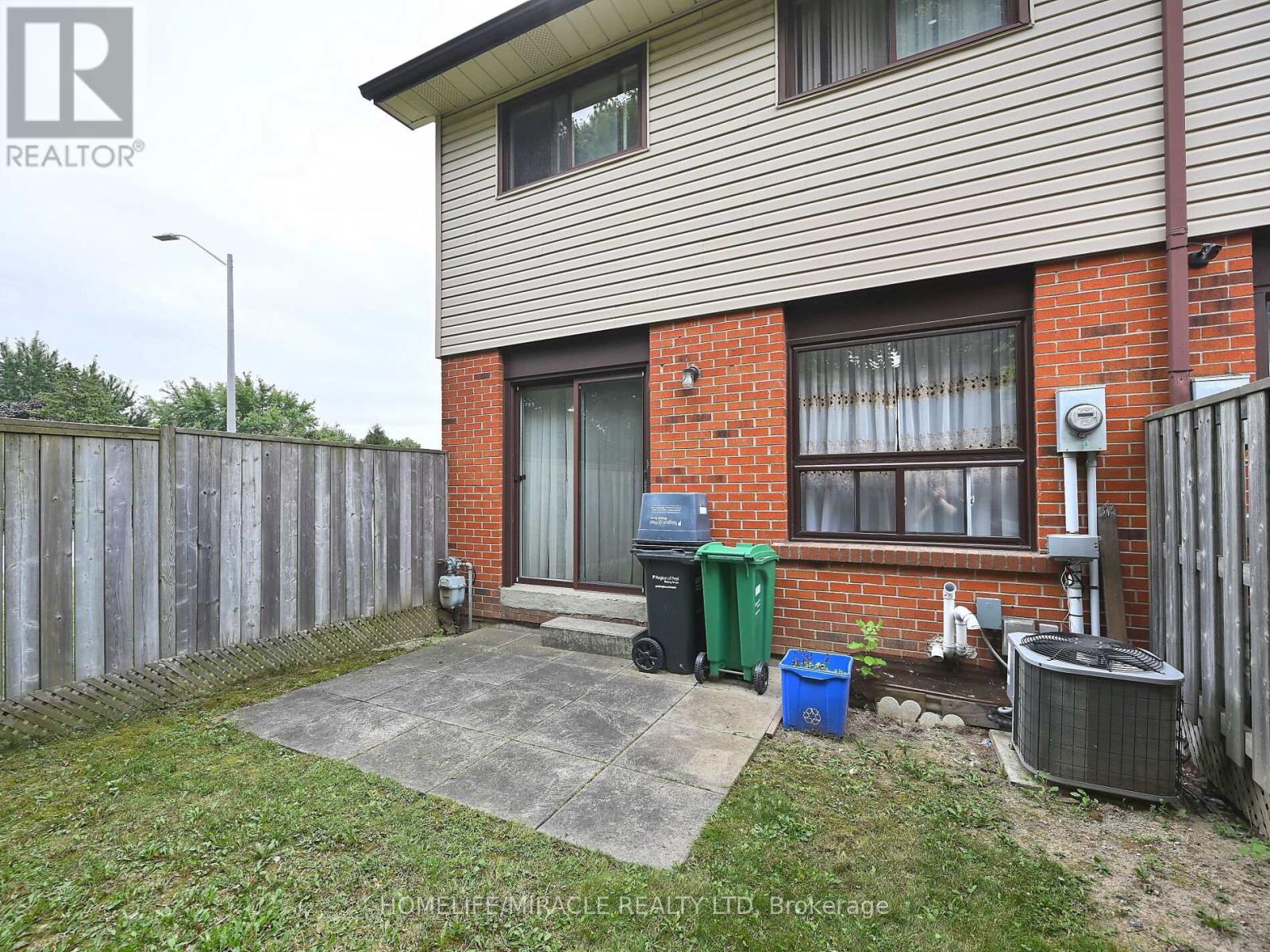 Photo 43 of 119 120 Collins Crescent W, Brampton ON