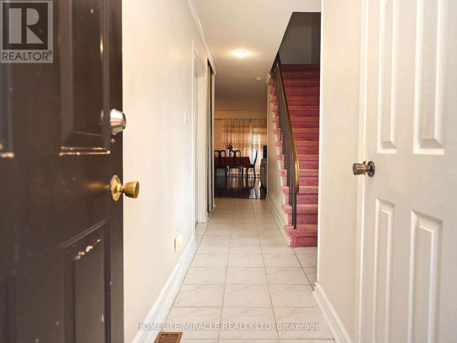 Photo 7 of 119 120 Collins Crescent W, Brampton ON