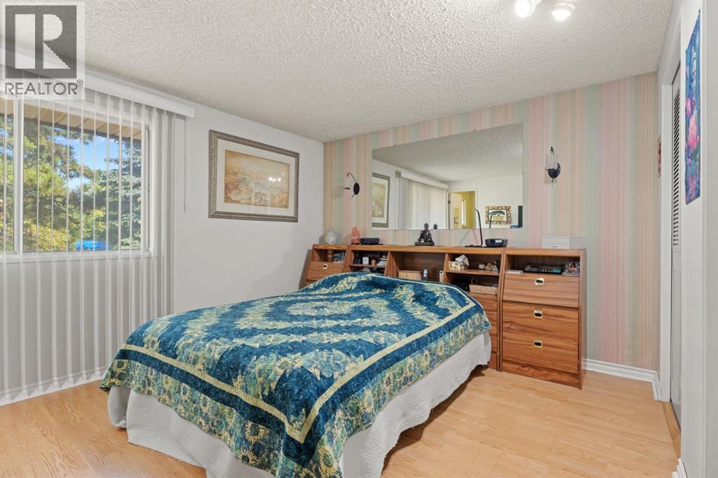 Single Family House 4 Level for Sale in  Lynnbrook Bay SE Ogden Calgary 