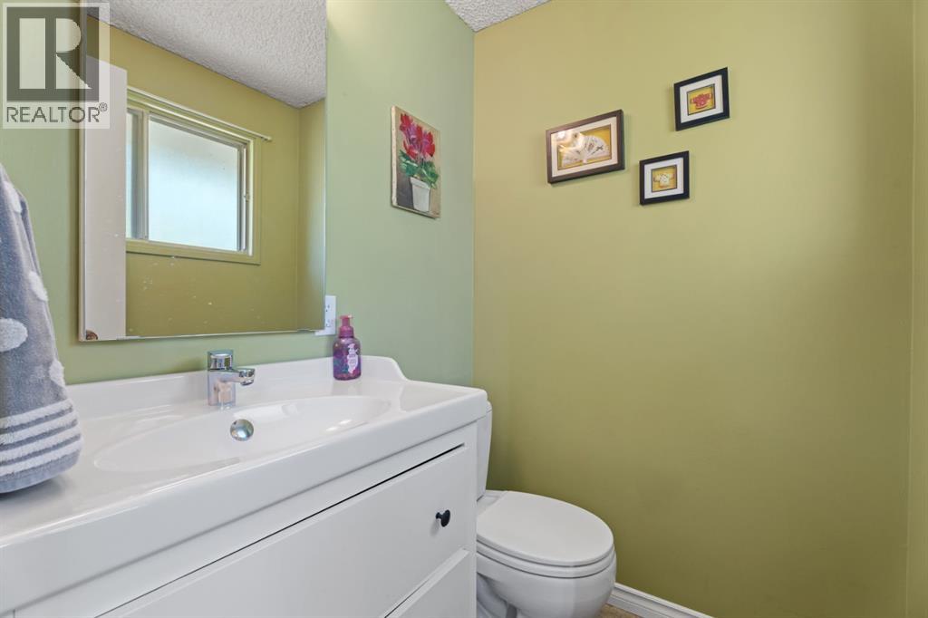 Single Family House 4 Level for Sale in  Lynnbrook Bay SE Ogden Calgary 