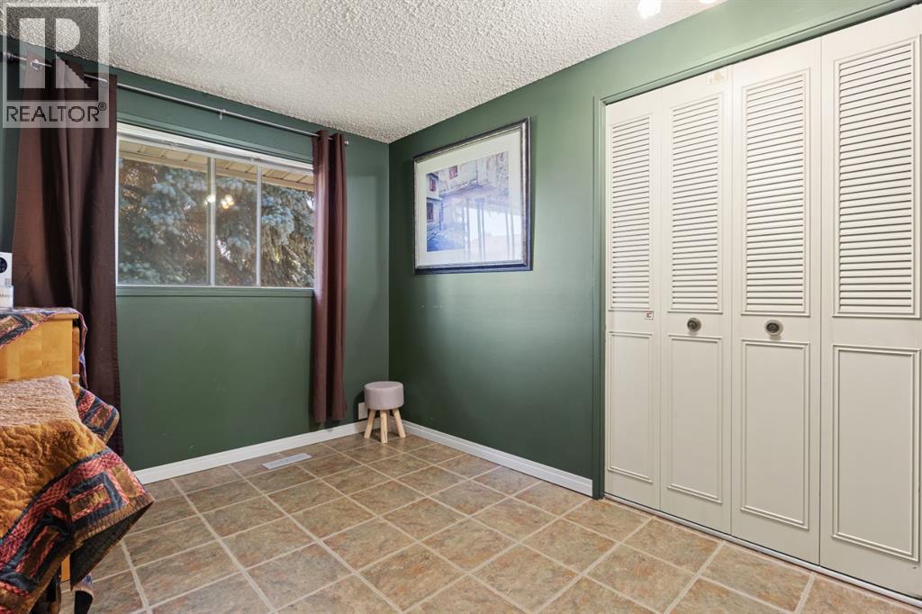 Single Family House 4 Level for Sale in  Lynnbrook Bay SE Ogden Calgary 
