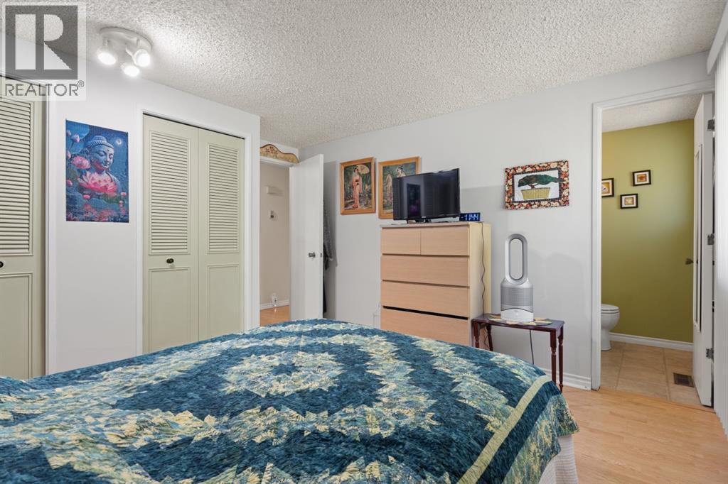 Single Family House 4 Level for Sale in  Lynnbrook Bay SE Ogden Calgary 