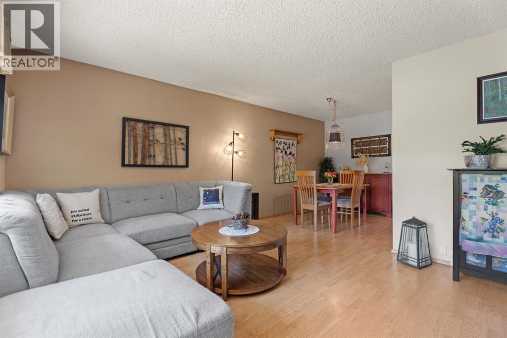 Single Family House 4 Level for Sale in  Lynnbrook Bay SE Ogden Calgary 